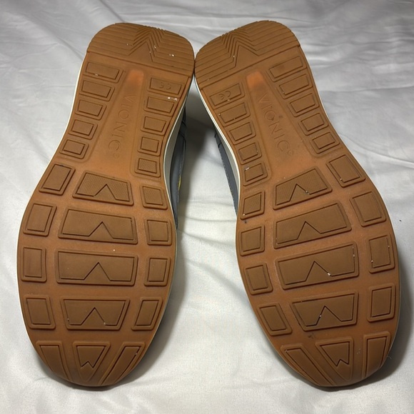 Vionic Rechelle Sneaker- Light Grey
Suede Leather size 9 - Picture 6 of 11